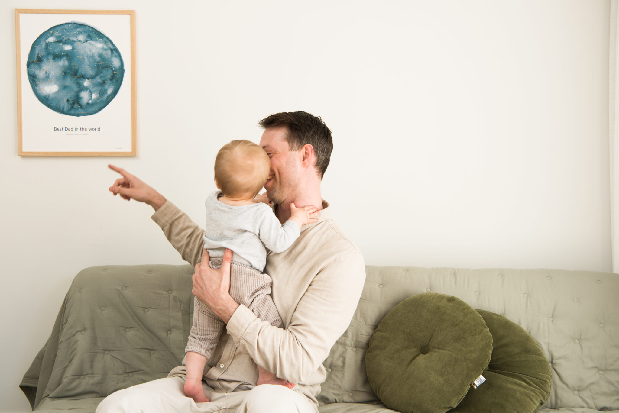 Vader en zoon kijken naar MrStarsky x AQUA GOLD sterrenhemel poster voor Vaderdag